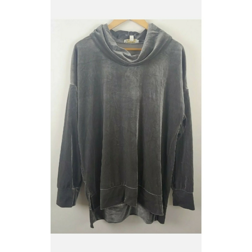 Weekend by Suzanne Bestro velvet streachy Top